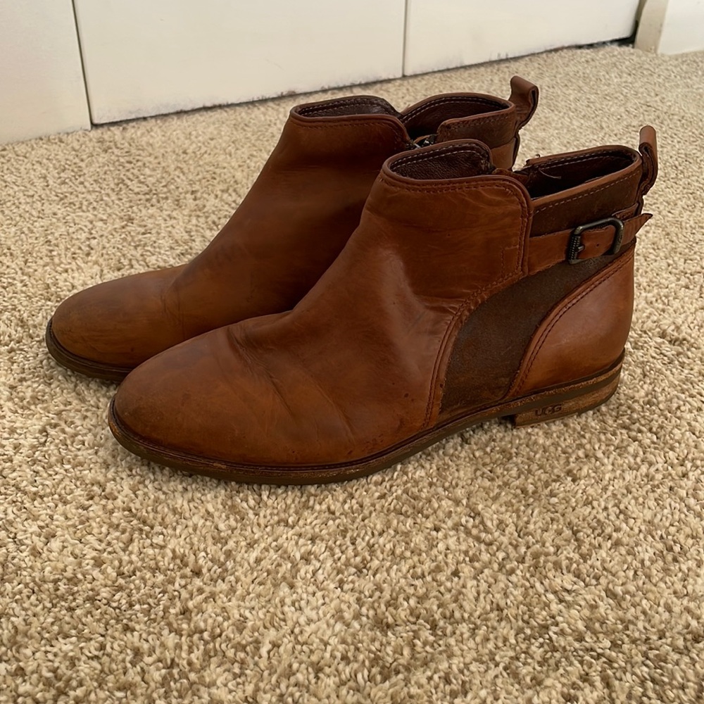 📦 🚚 EVERYTHING MUST GO! Little Leather Ugg Bootie | 6